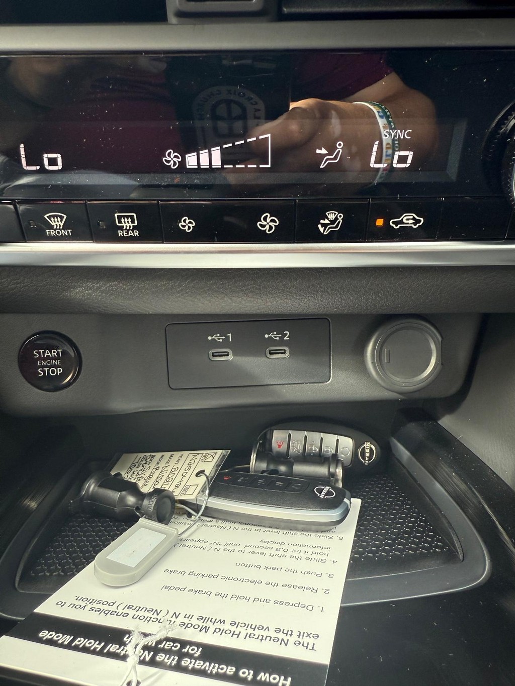 Nissan Rogue Vehicle Full-screen Gallery Image 08