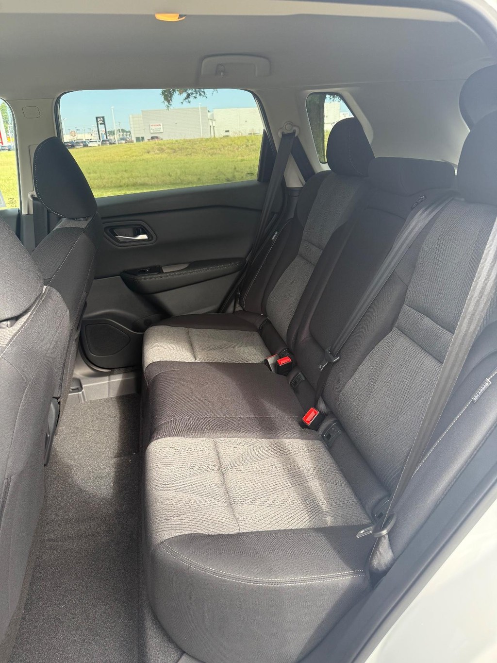 Nissan Rogue Vehicle Full-screen Gallery Image 09