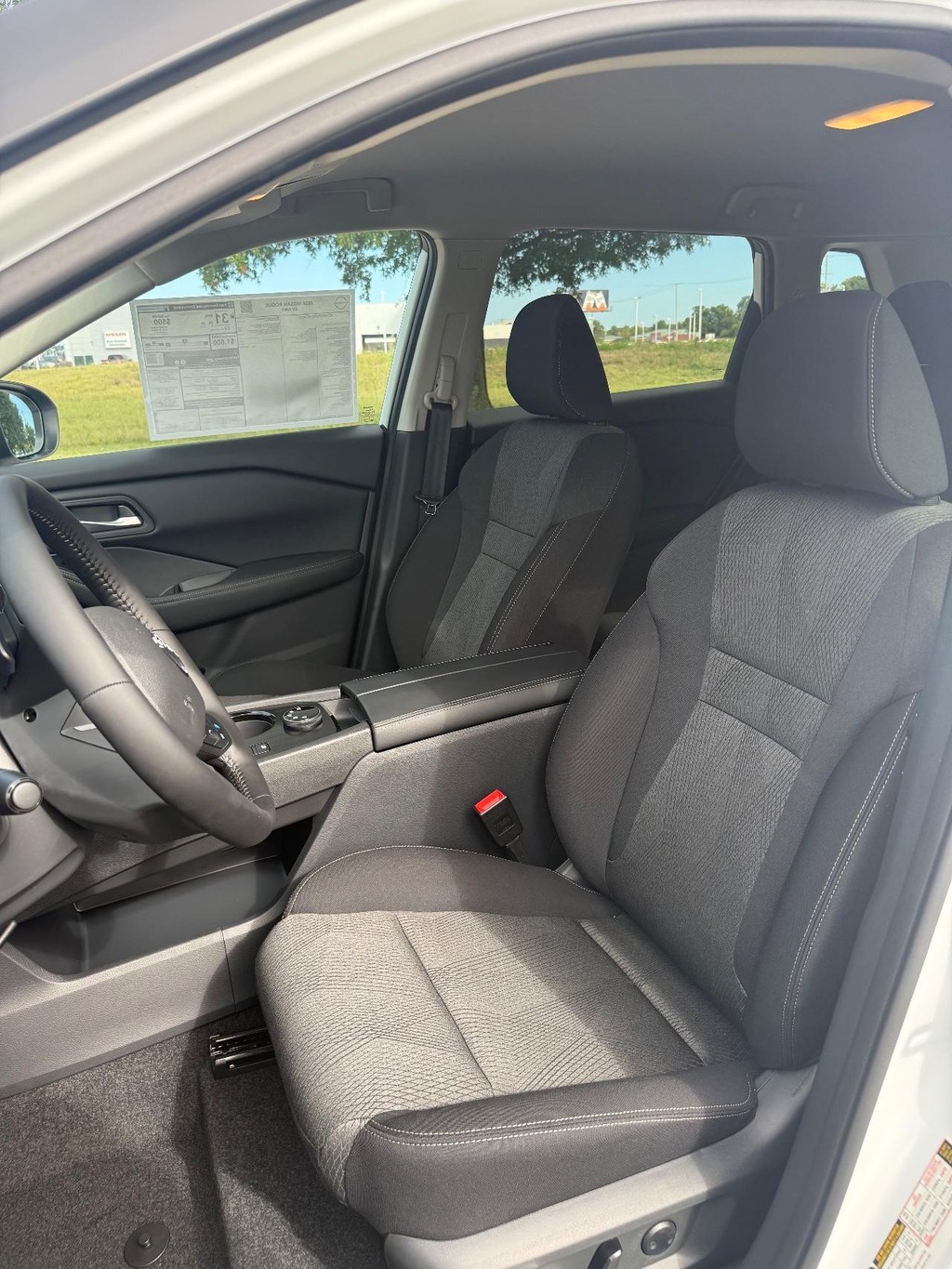 Nissan Rogue Vehicle Full-screen Gallery Image 10