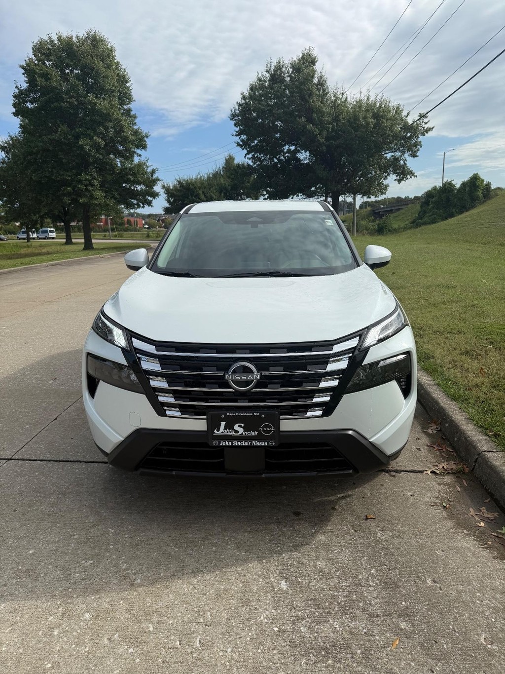 Nissan Rogue Vehicle Full-screen Gallery Image 14