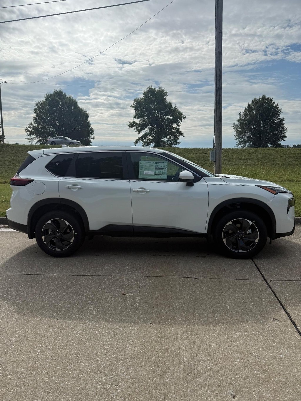 Nissan Rogue Vehicle Full-screen Gallery Image 15