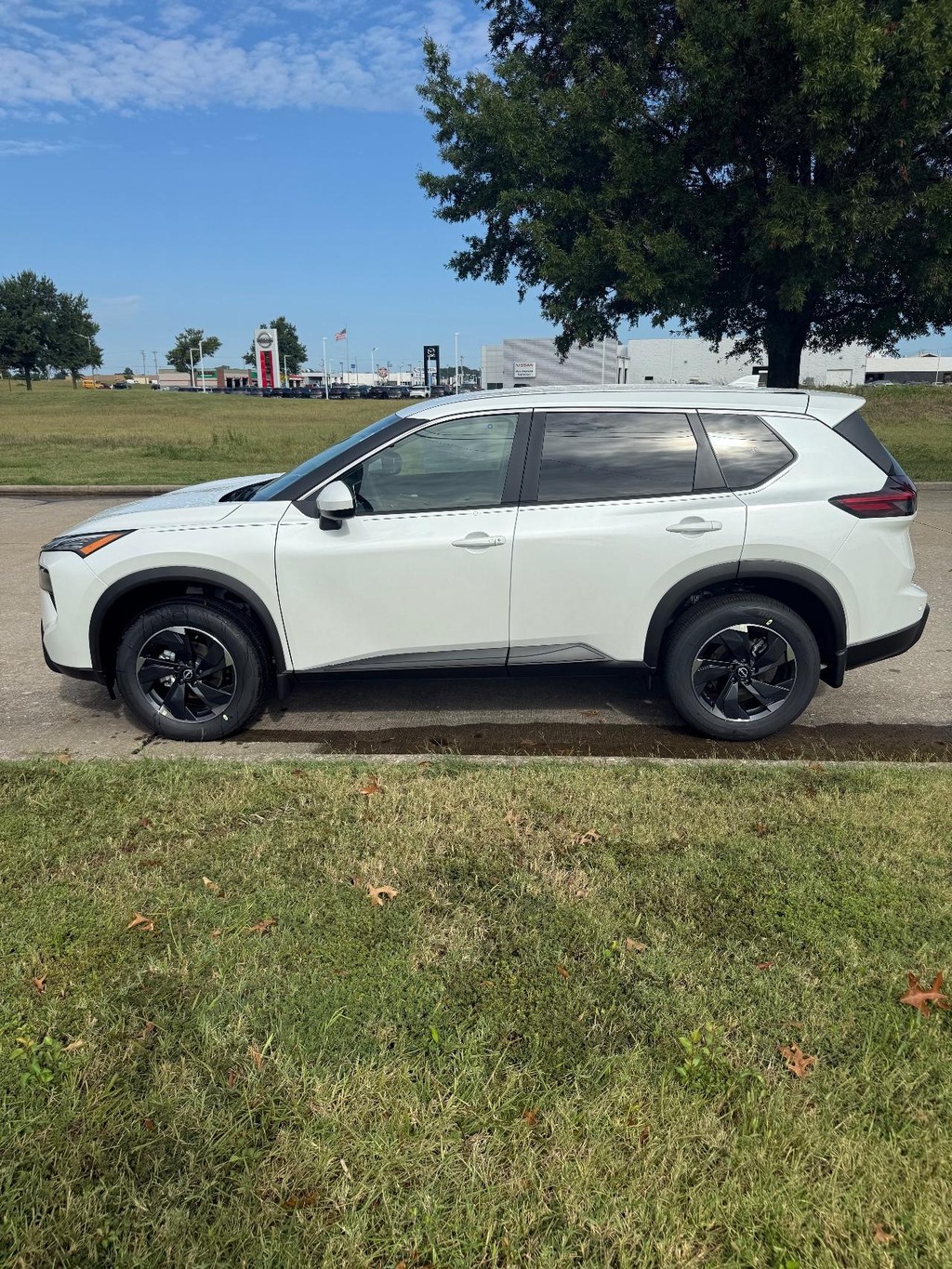 Nissan Rogue Vehicle Full-screen Gallery Image 16
