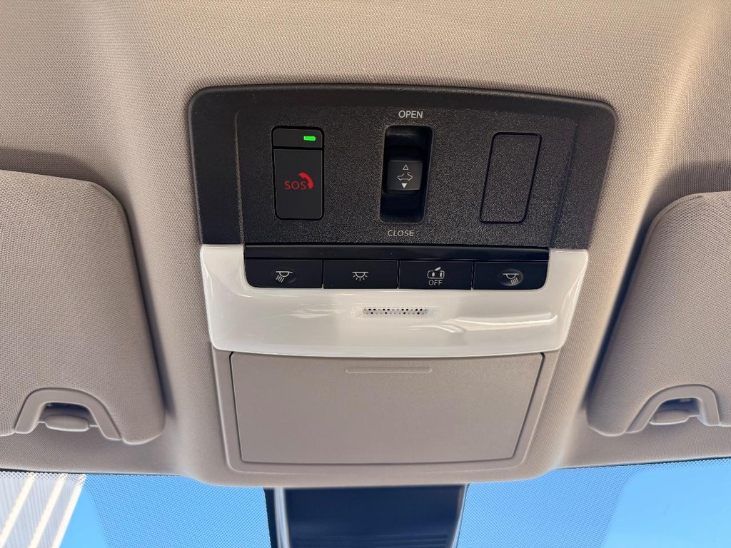 Nissan Altima Vehicle Full-screen Gallery Image 03