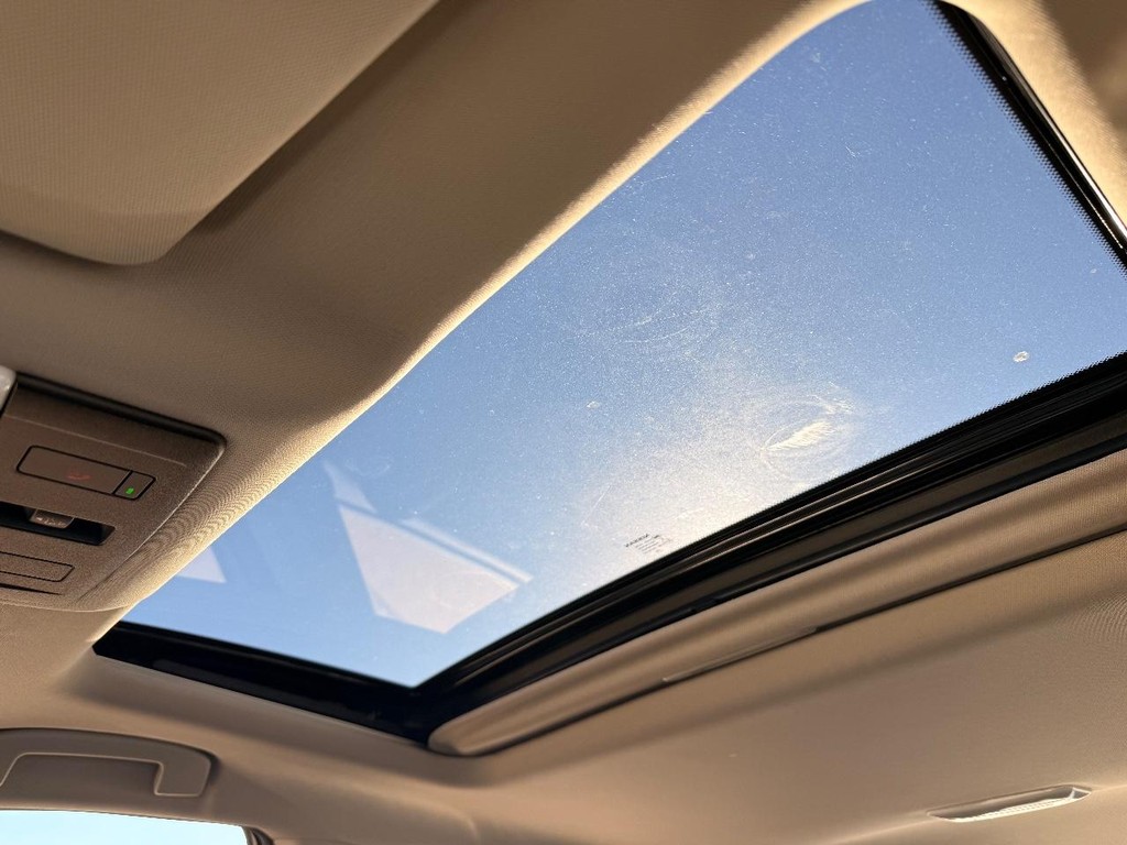 Nissan Altima Vehicle Full-screen Gallery Image 04