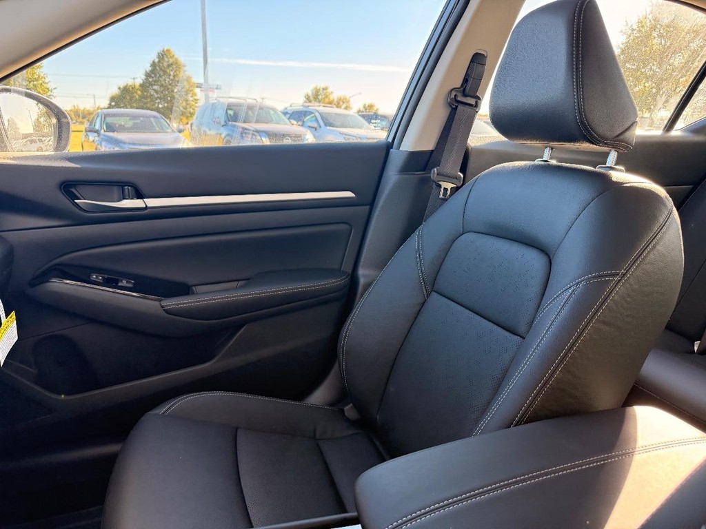 Nissan Altima Vehicle Full-screen Gallery Image 05