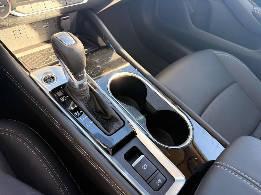 Nissan Altima Vehicle Full-screen Gallery Image 07