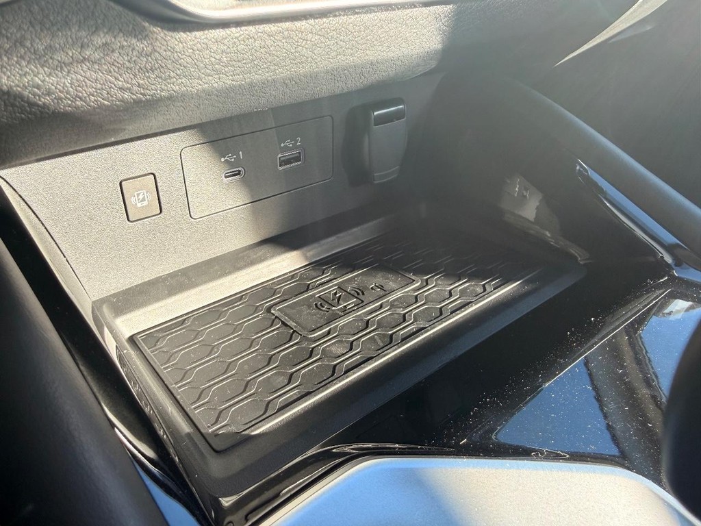 Nissan Altima Vehicle Full-screen Gallery Image 08