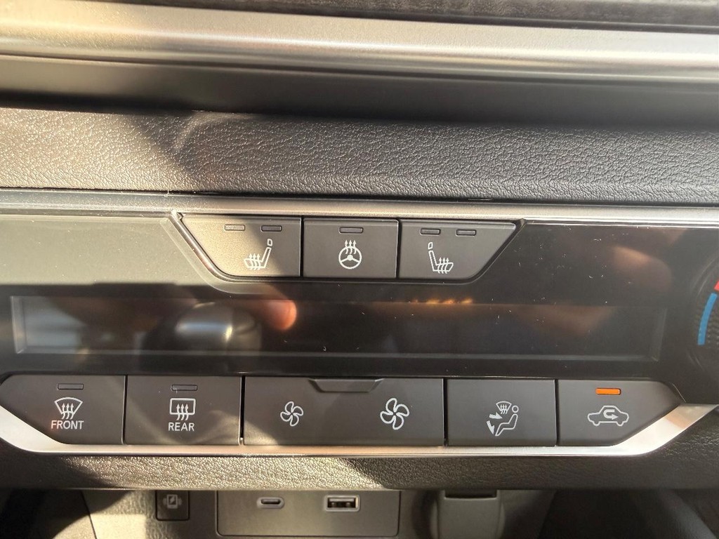 Nissan Altima Vehicle Full-screen Gallery Image 09