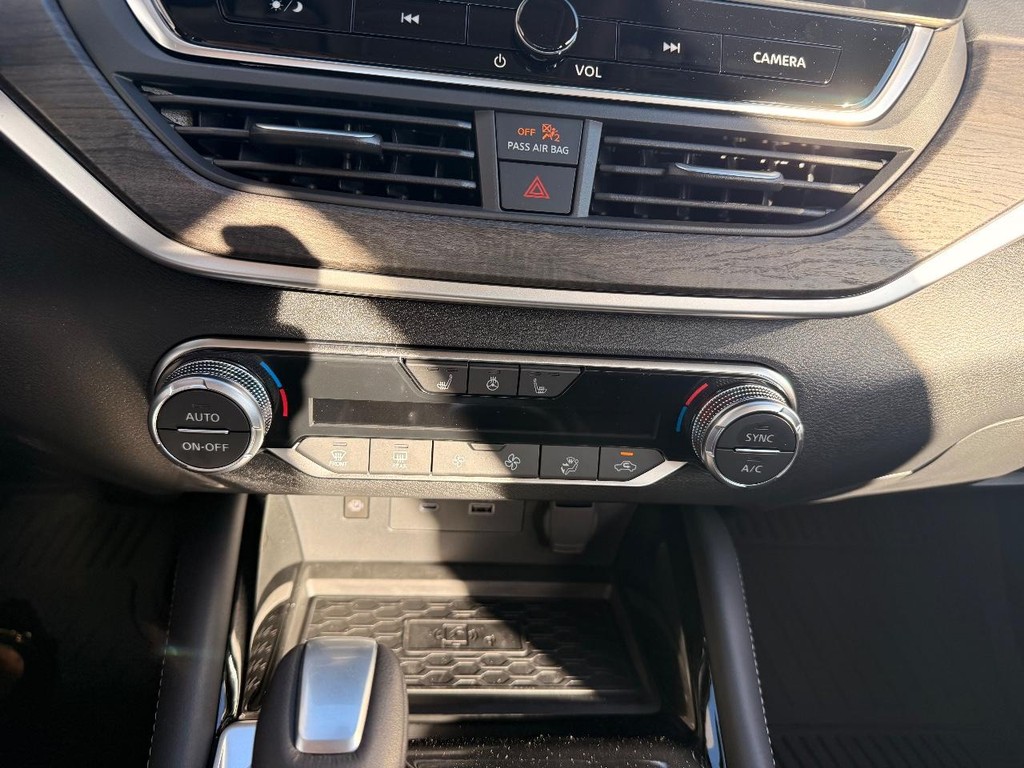 Nissan Altima Vehicle Full-screen Gallery Image 10