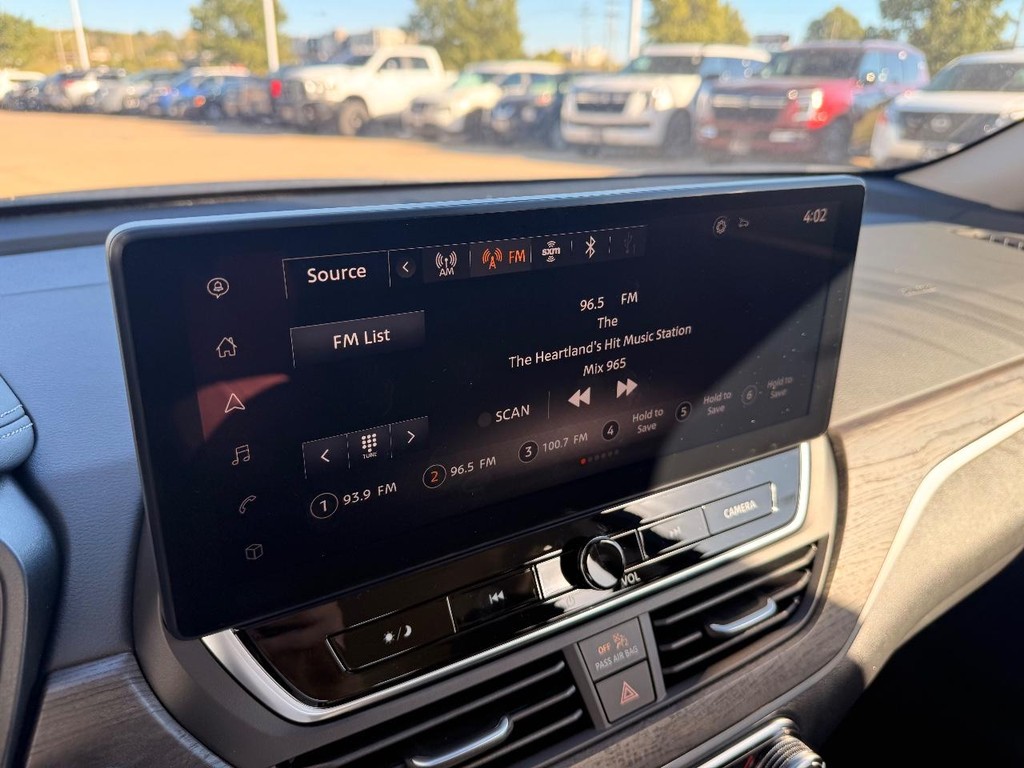 Nissan Altima Vehicle Full-screen Gallery Image 11