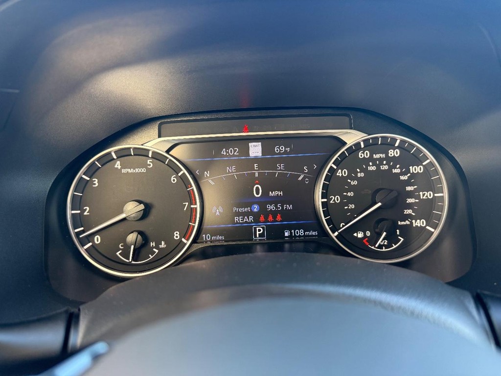 Nissan Altima Vehicle Full-screen Gallery Image 12