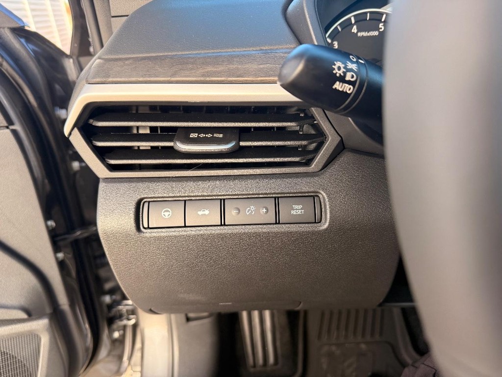 Nissan Altima Vehicle Full-screen Gallery Image 14