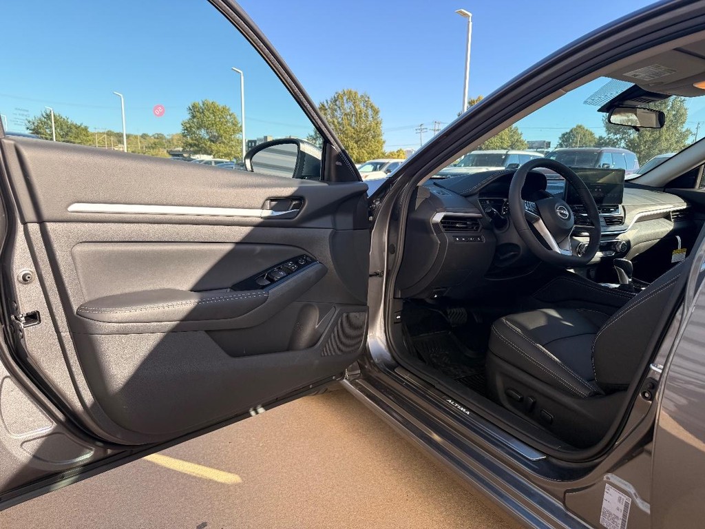 Nissan Altima Vehicle Full-screen Gallery Image 16