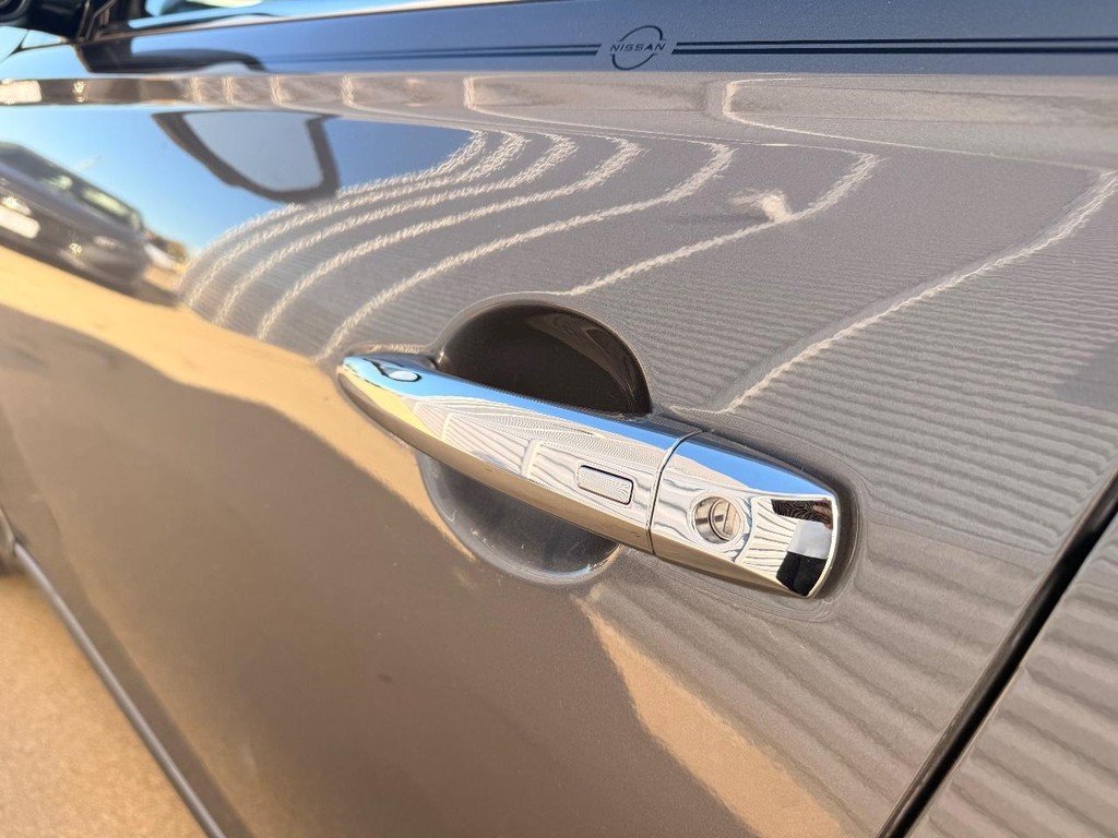 Nissan Altima Vehicle Full-screen Gallery Image 17