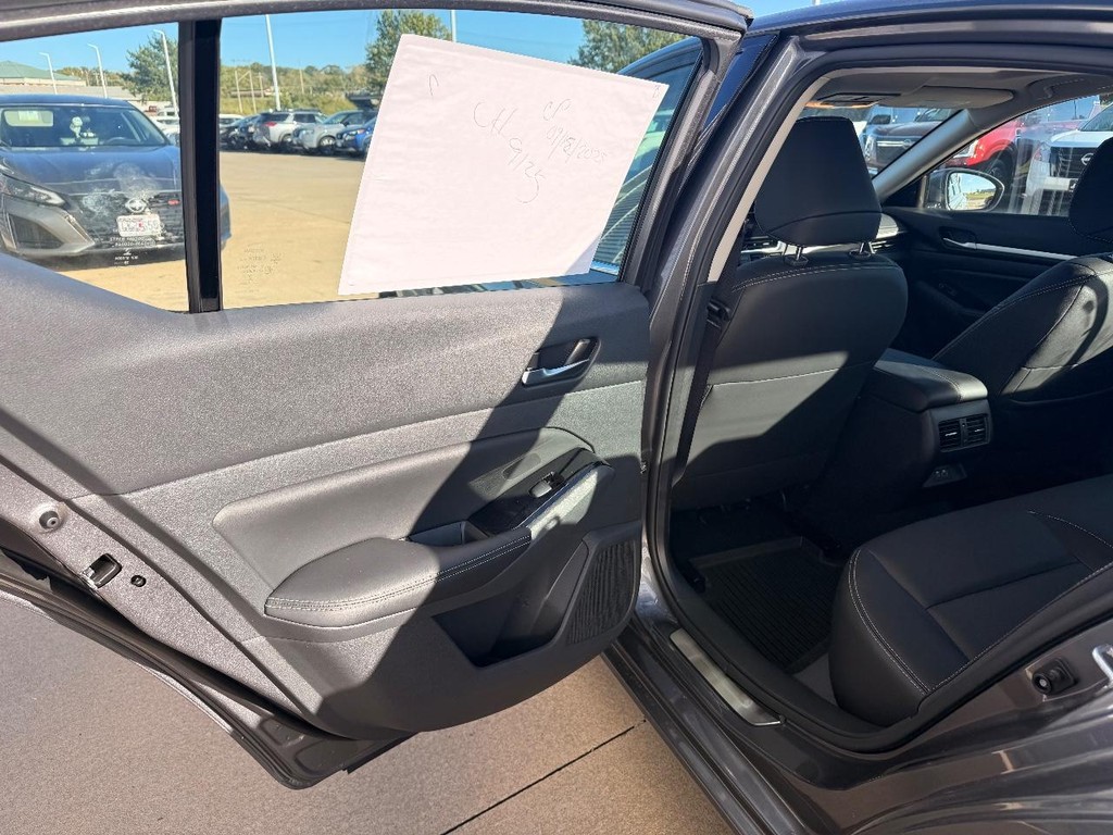 Nissan Altima Vehicle Full-screen Gallery Image 18