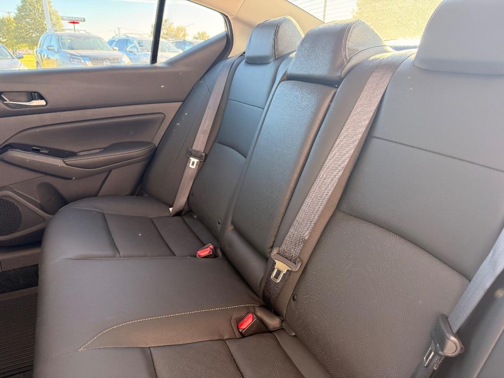 Nissan Altima Vehicle Full-screen Gallery Image 19