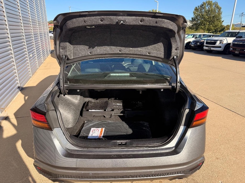 Nissan Altima Vehicle Full-screen Gallery Image 20