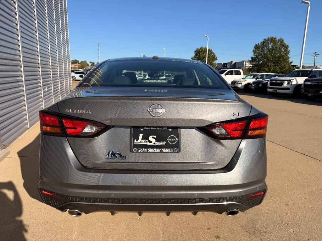 Nissan Altima Vehicle Full-screen Gallery Image 21