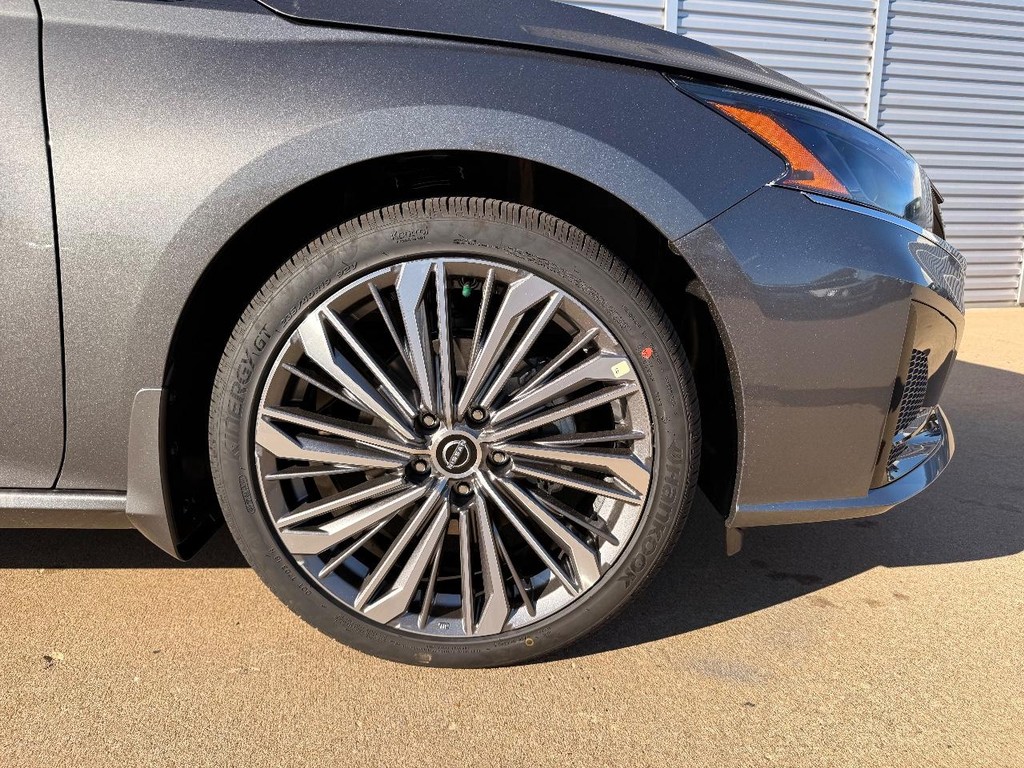 Nissan Altima Vehicle Full-screen Gallery Image 22