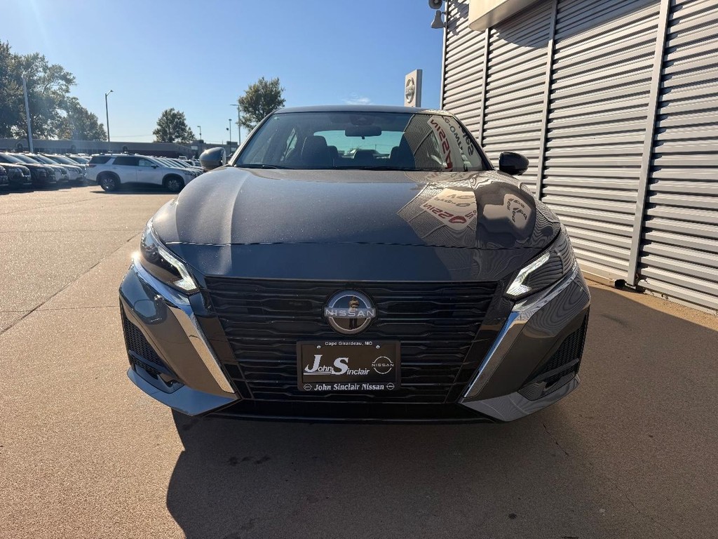 Nissan Altima Vehicle Full-screen Gallery Image 23