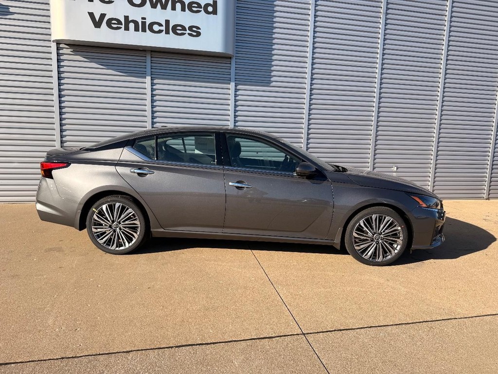 Nissan Altima Vehicle Full-screen Gallery Image 24