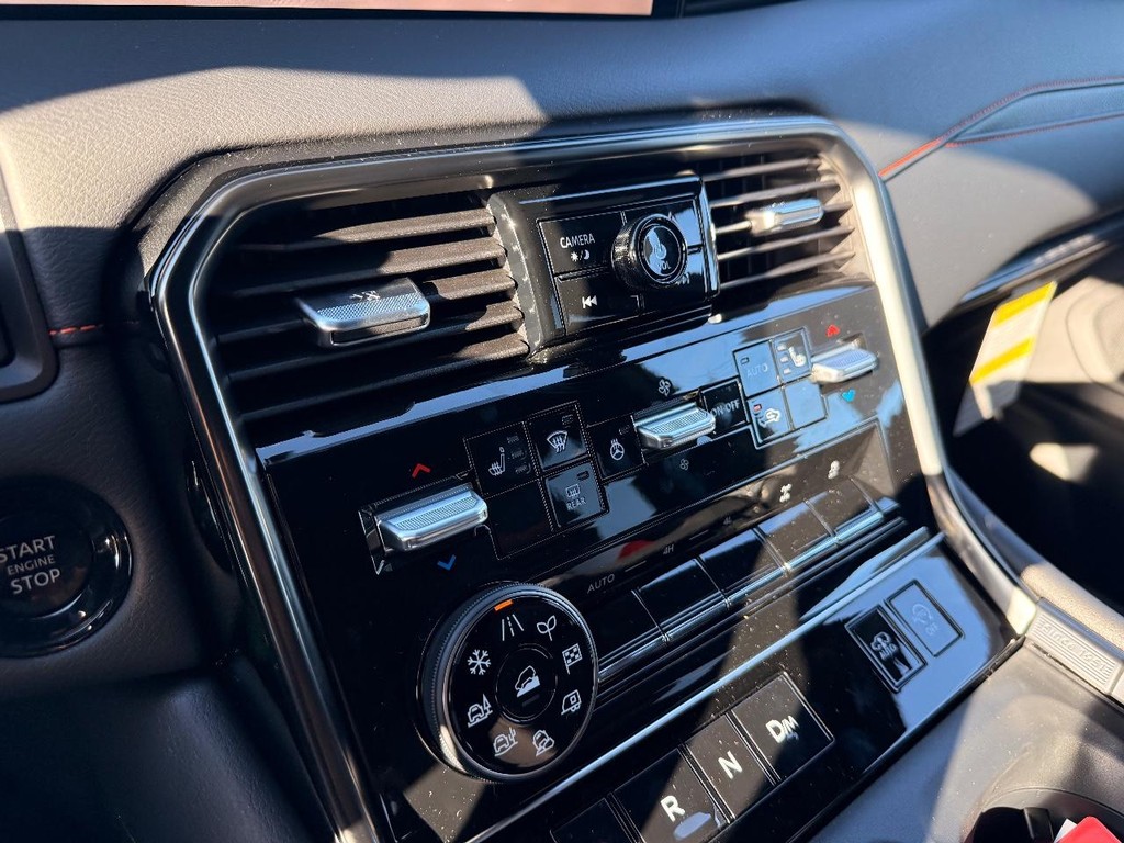 Nissan Armada Vehicle Full-screen Gallery Image 04