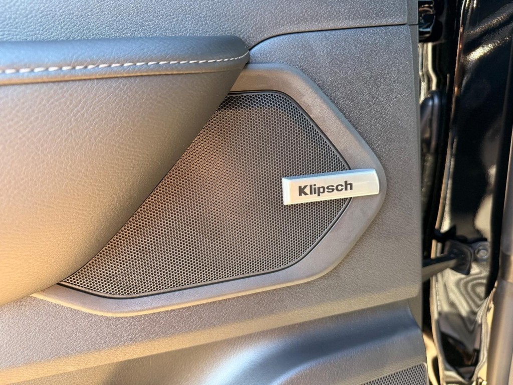 Nissan Armada Vehicle Full-screen Gallery Image 05