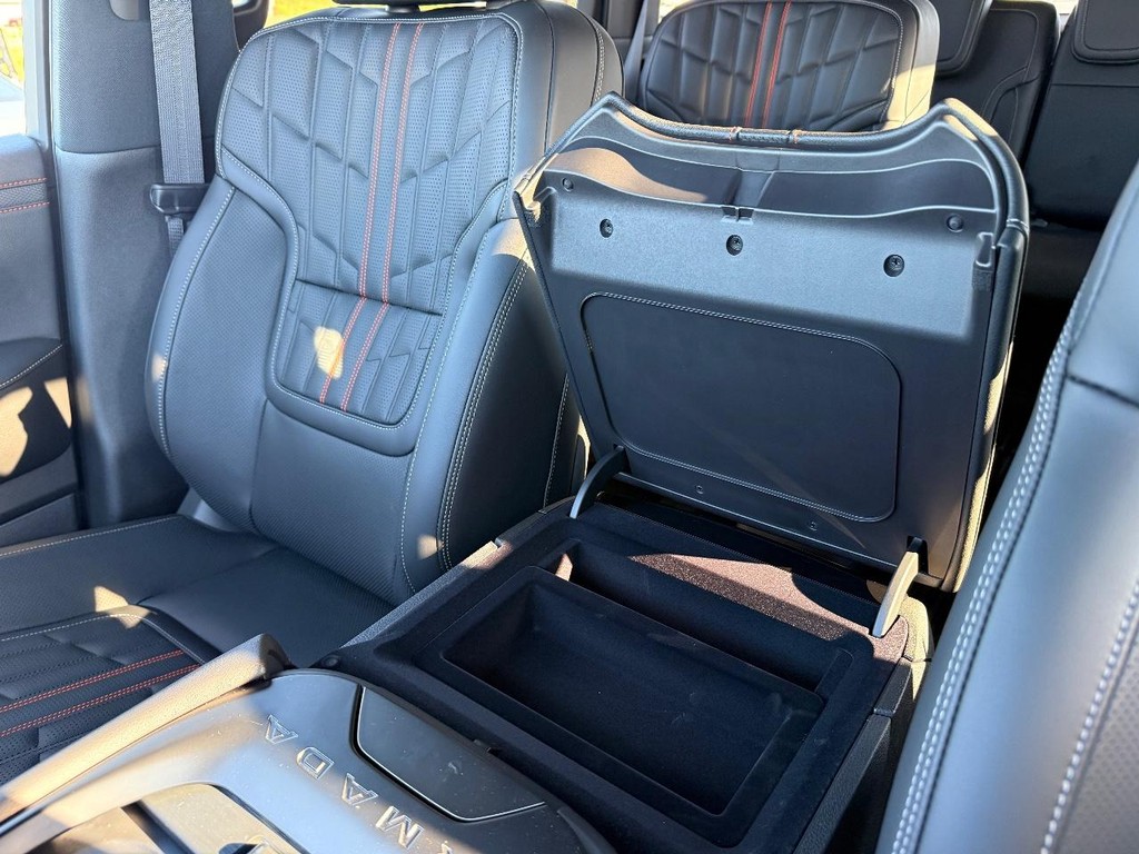 Nissan Armada Vehicle Full-screen Gallery Image 06