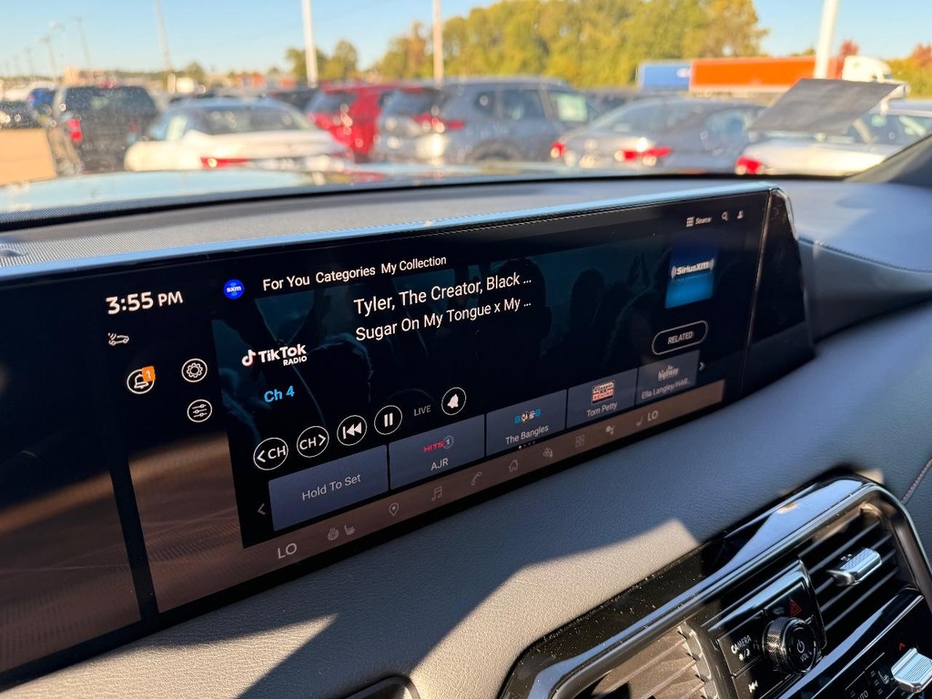 Nissan Armada Vehicle Full-screen Gallery Image 08