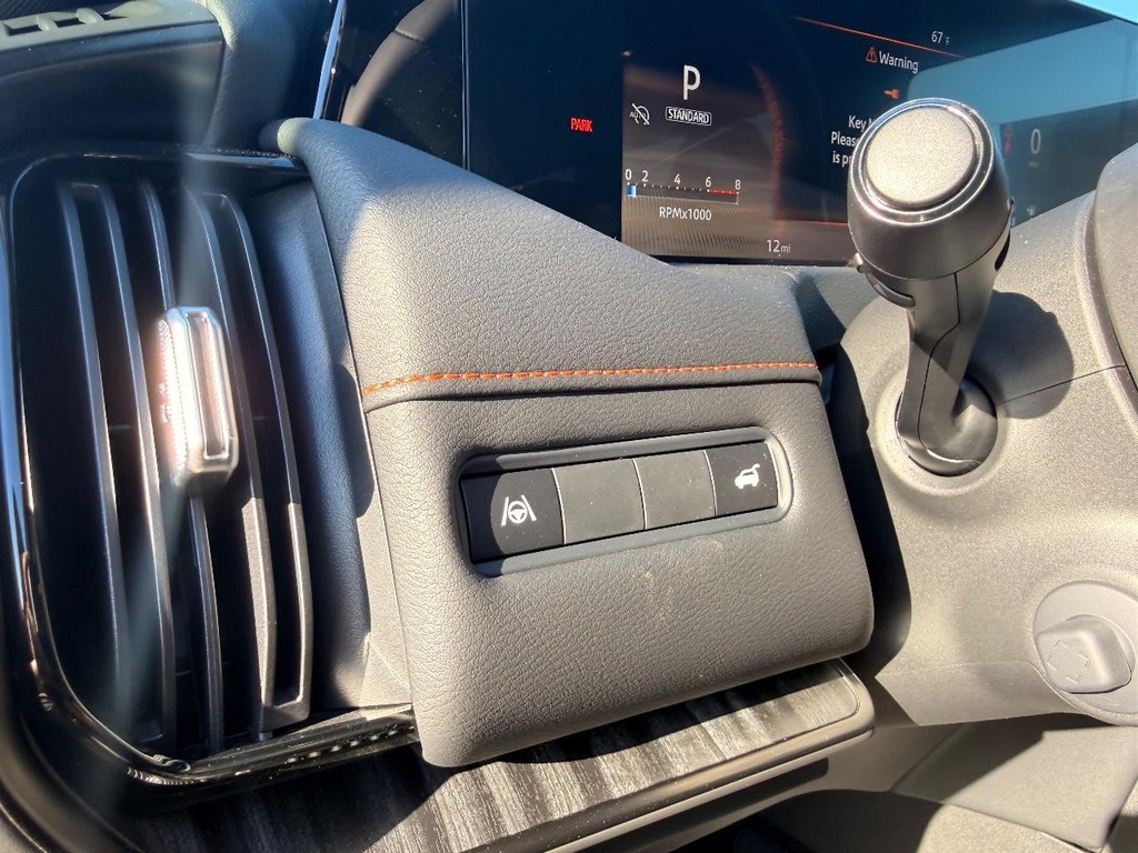 Nissan Armada Vehicle Full-screen Gallery Image 13