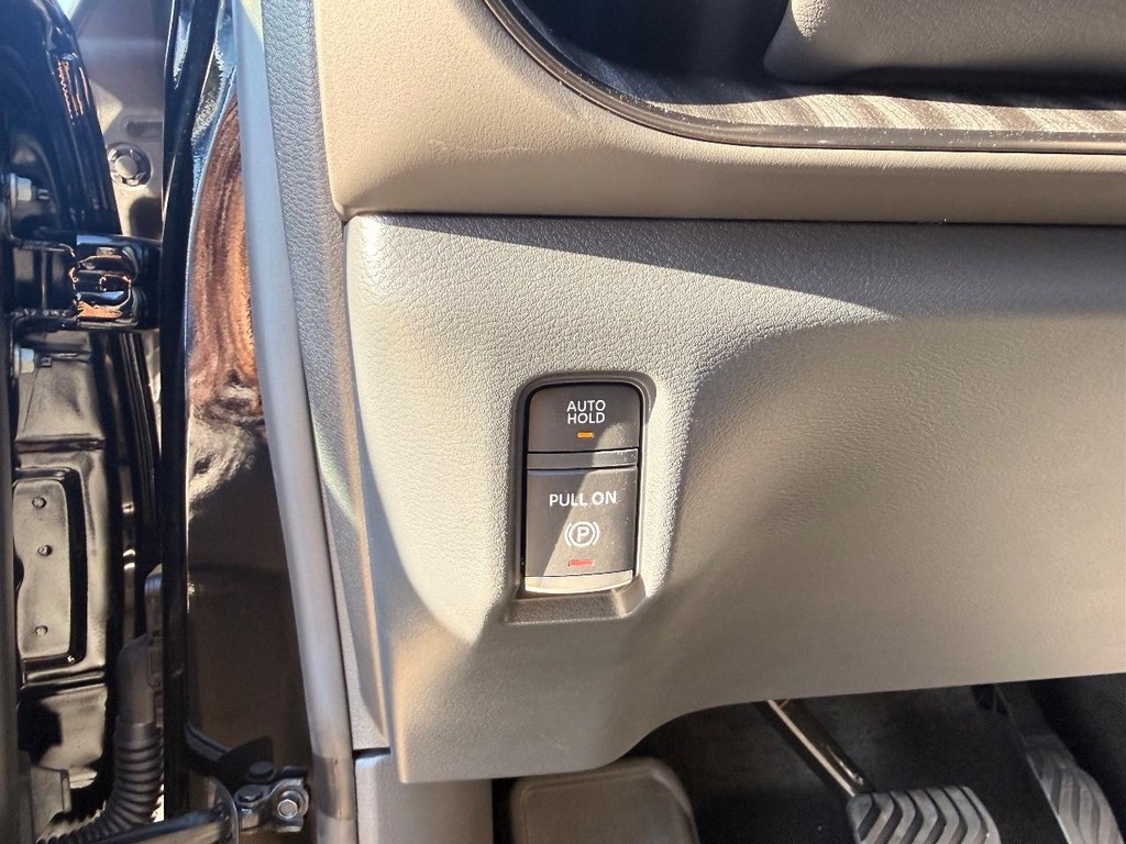 Nissan Armada Vehicle Full-screen Gallery Image 14