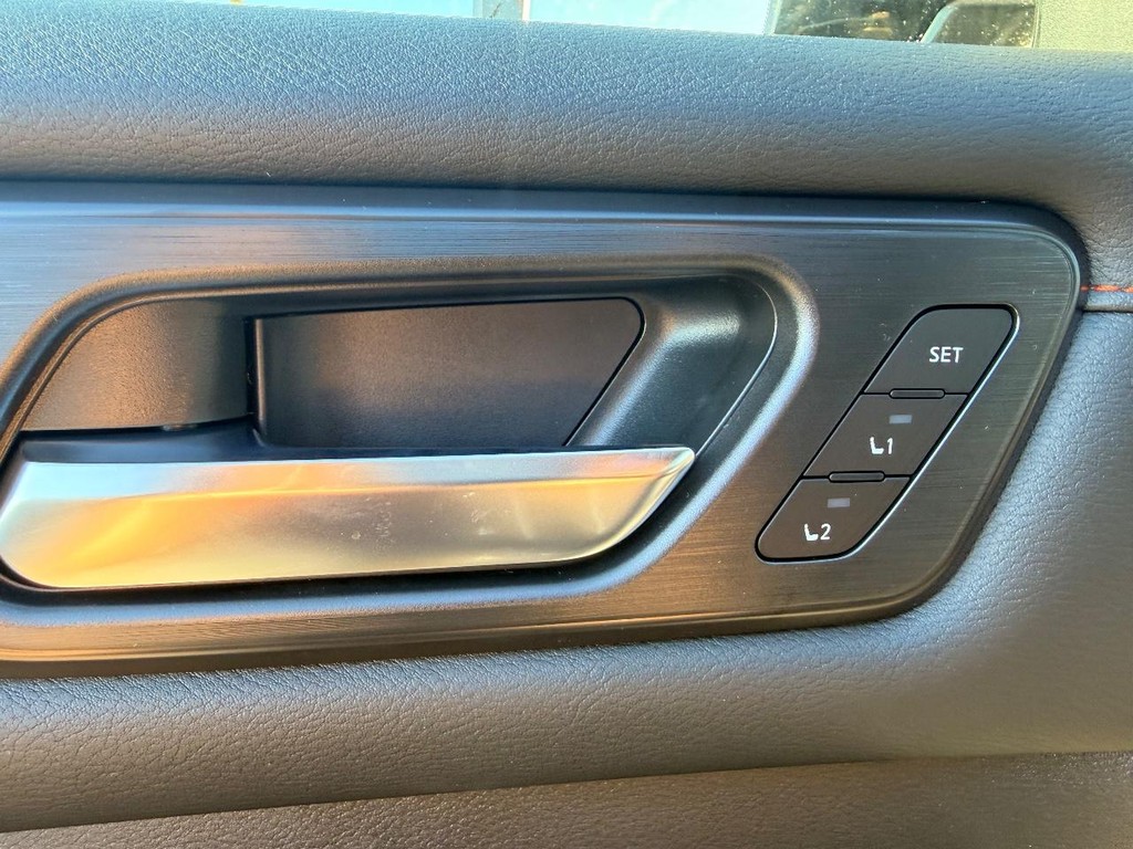 Nissan Armada Vehicle Full-screen Gallery Image 15