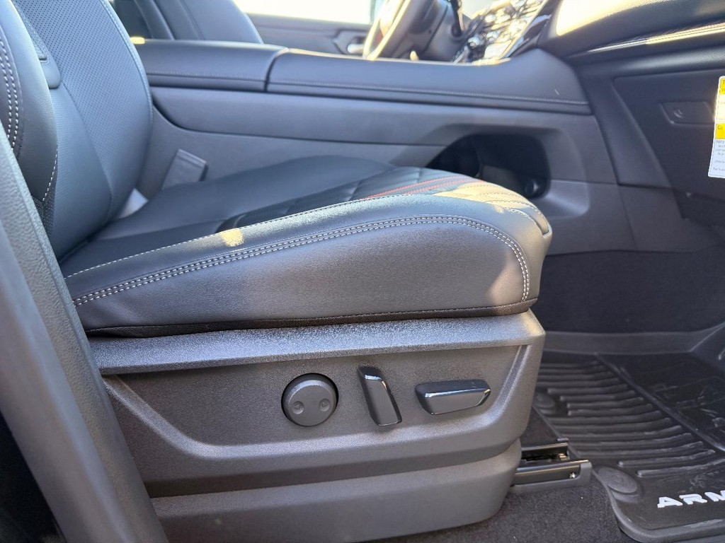 Nissan Armada Vehicle Full-screen Gallery Image 17