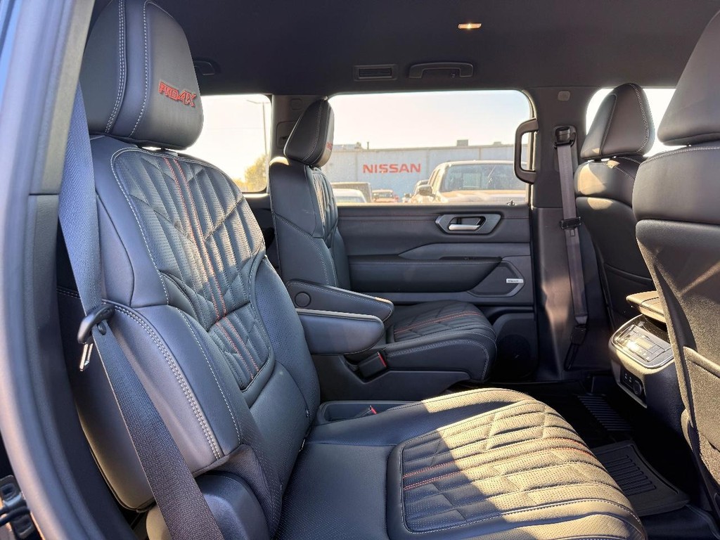 Nissan Armada Vehicle Full-screen Gallery Image 19