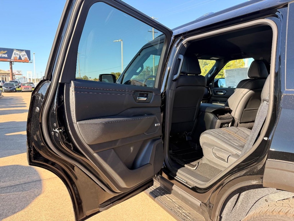 Nissan Armada Vehicle Full-screen Gallery Image 20