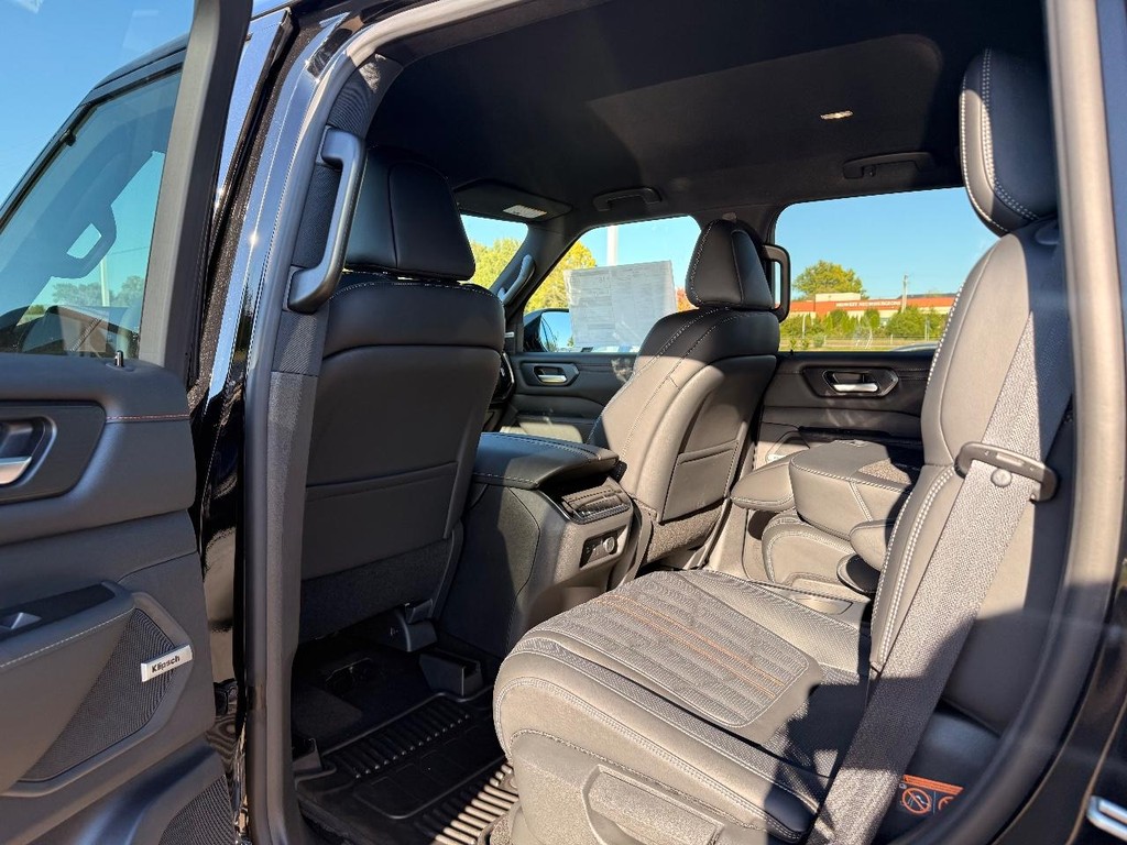 Nissan Armada Vehicle Full-screen Gallery Image 21