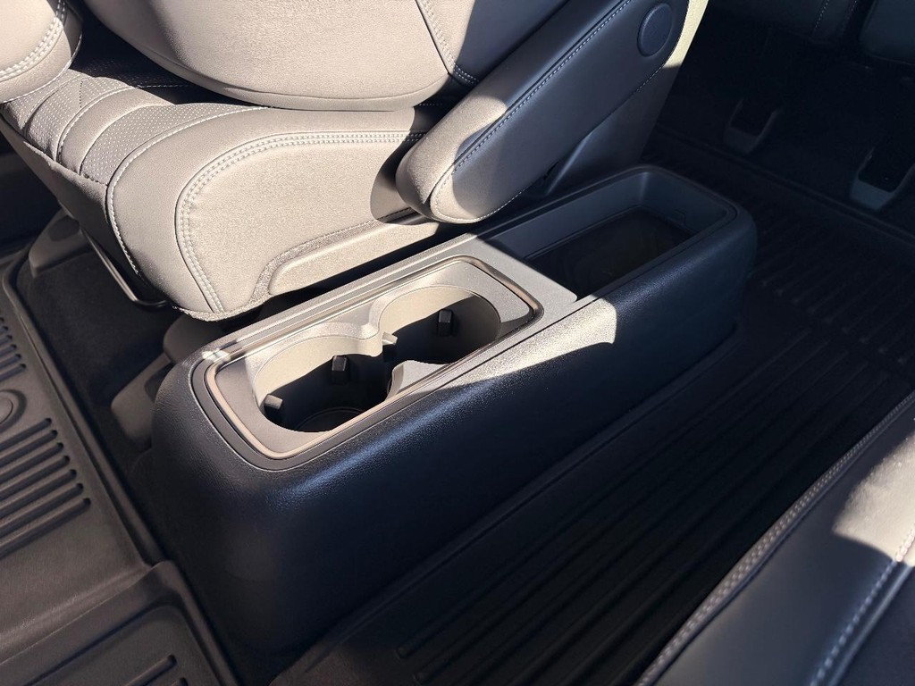 Nissan Armada Vehicle Full-screen Gallery Image 22