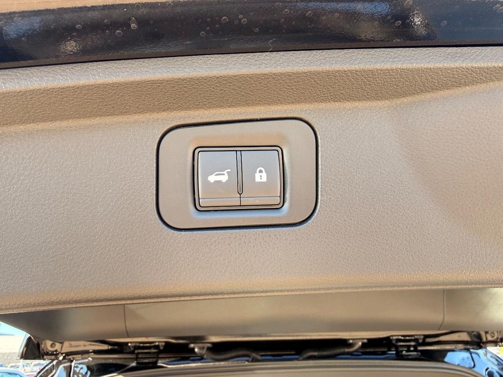 Nissan Armada Vehicle Full-screen Gallery Image 25