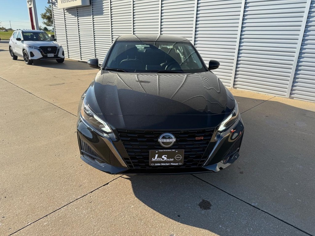 Nissan Altima Vehicle Full-screen Gallery Image 02