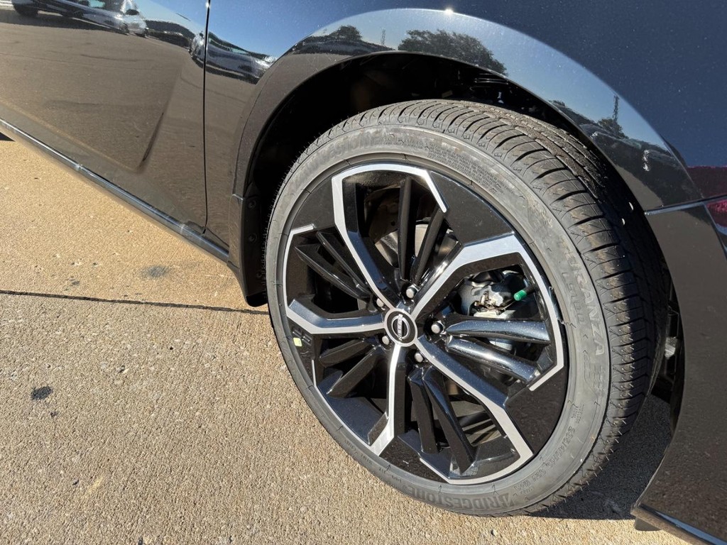 Nissan Altima Vehicle Full-screen Gallery Image 03