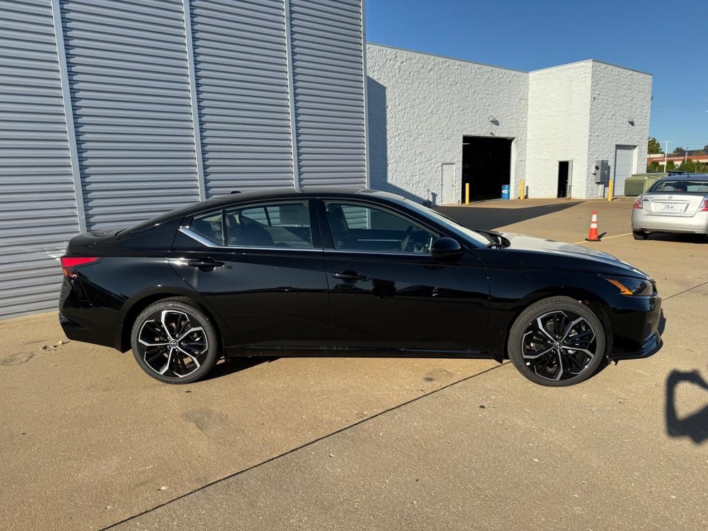 Nissan Altima Vehicle Full-screen Gallery Image 04