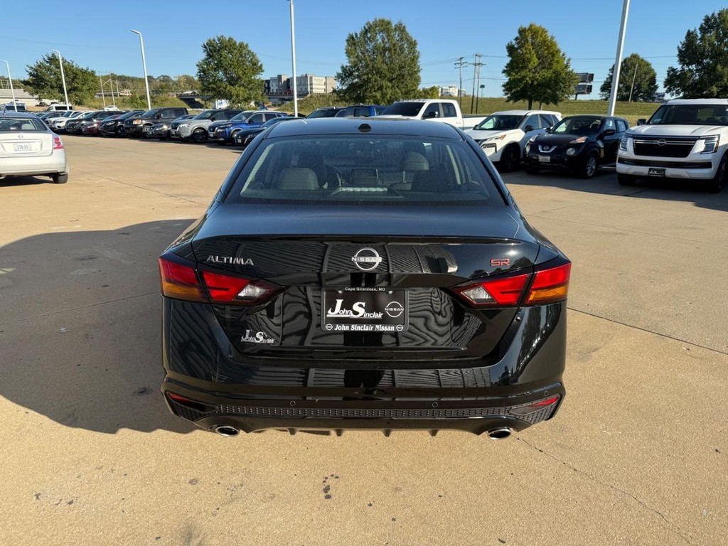 Nissan Altima Vehicle Full-screen Gallery Image 05