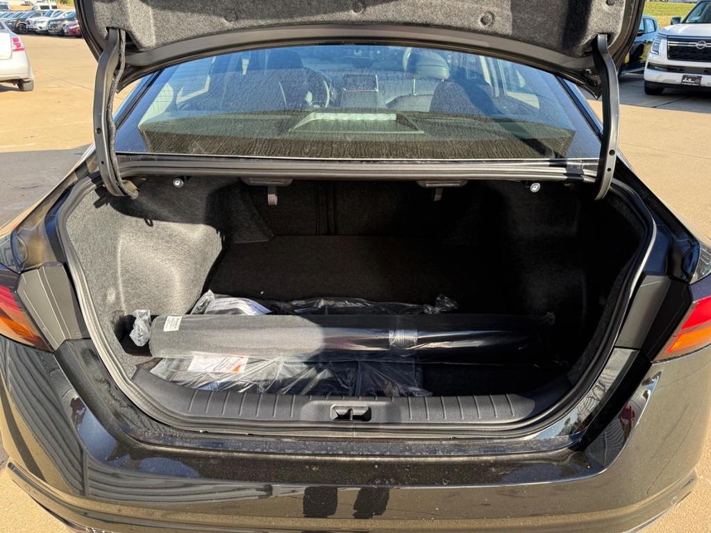 Nissan Altima Vehicle Full-screen Gallery Image 06