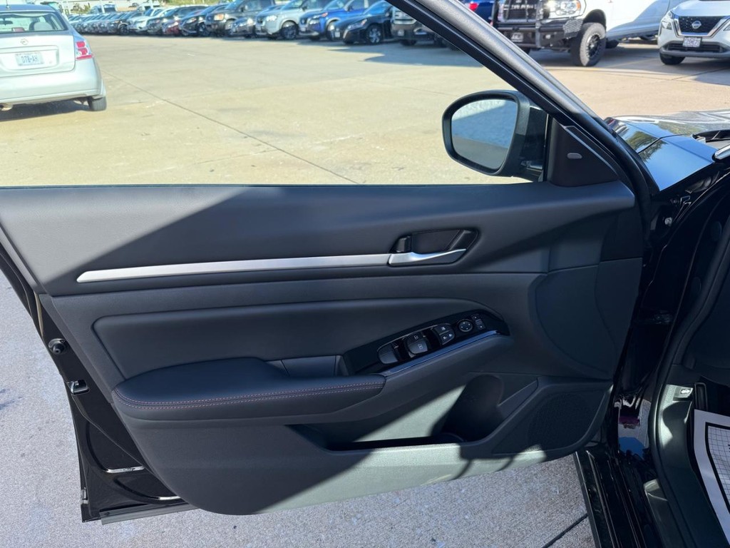 Nissan Altima Vehicle Full-screen Gallery Image 07