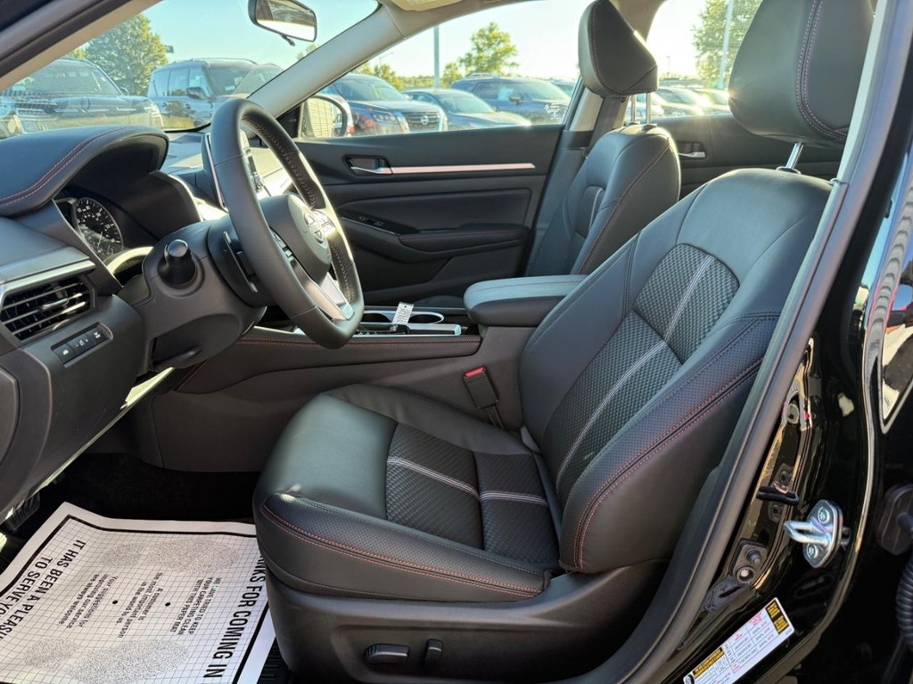 Nissan Altima Vehicle Full-screen Gallery Image 09