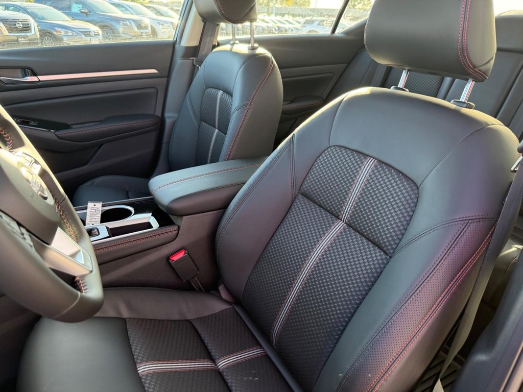 Nissan Altima Vehicle Full-screen Gallery Image 10