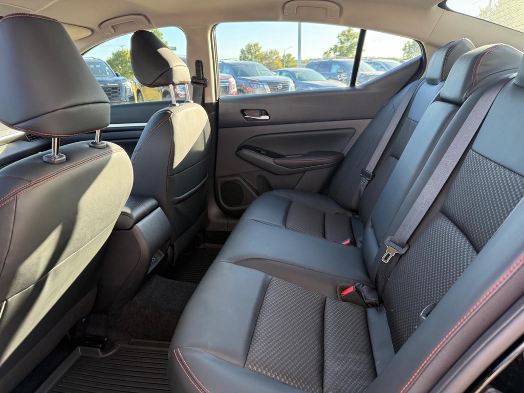 Nissan Altima Vehicle Full-screen Gallery Image 11