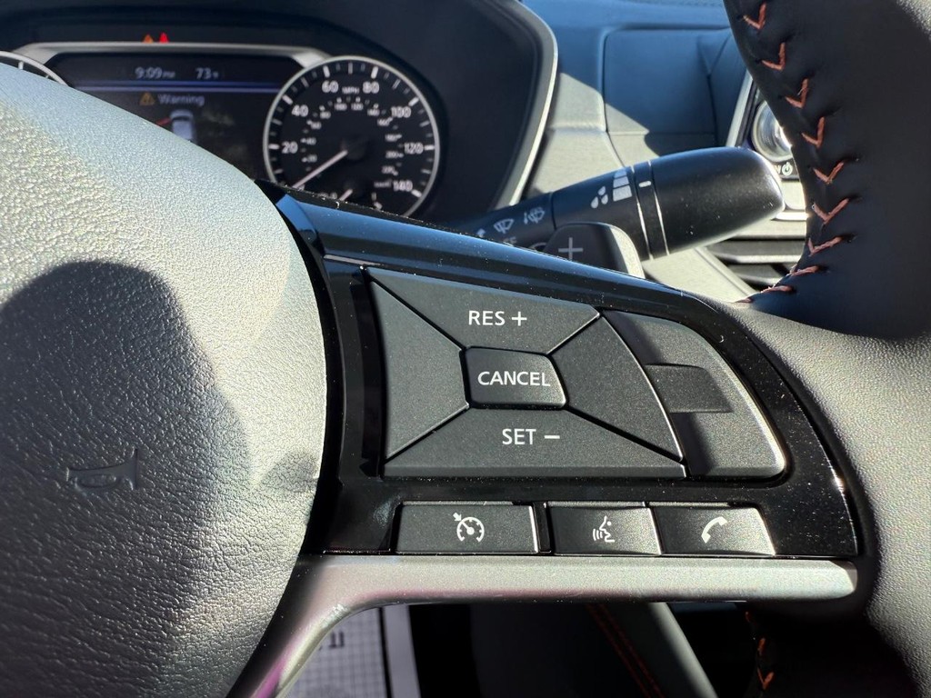 Nissan Altima Vehicle Full-screen Gallery Image 12