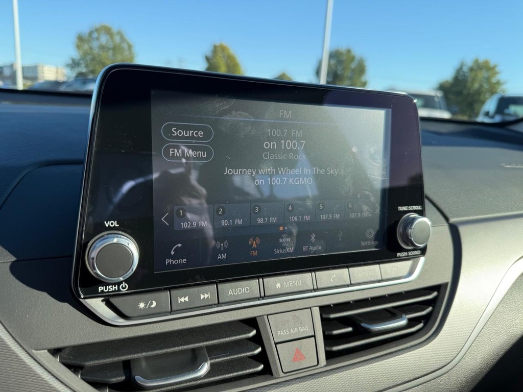 Nissan Altima Vehicle Full-screen Gallery Image 14