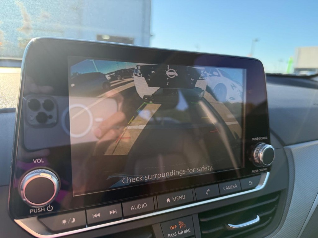 Nissan Altima Vehicle Full-screen Gallery Image 15